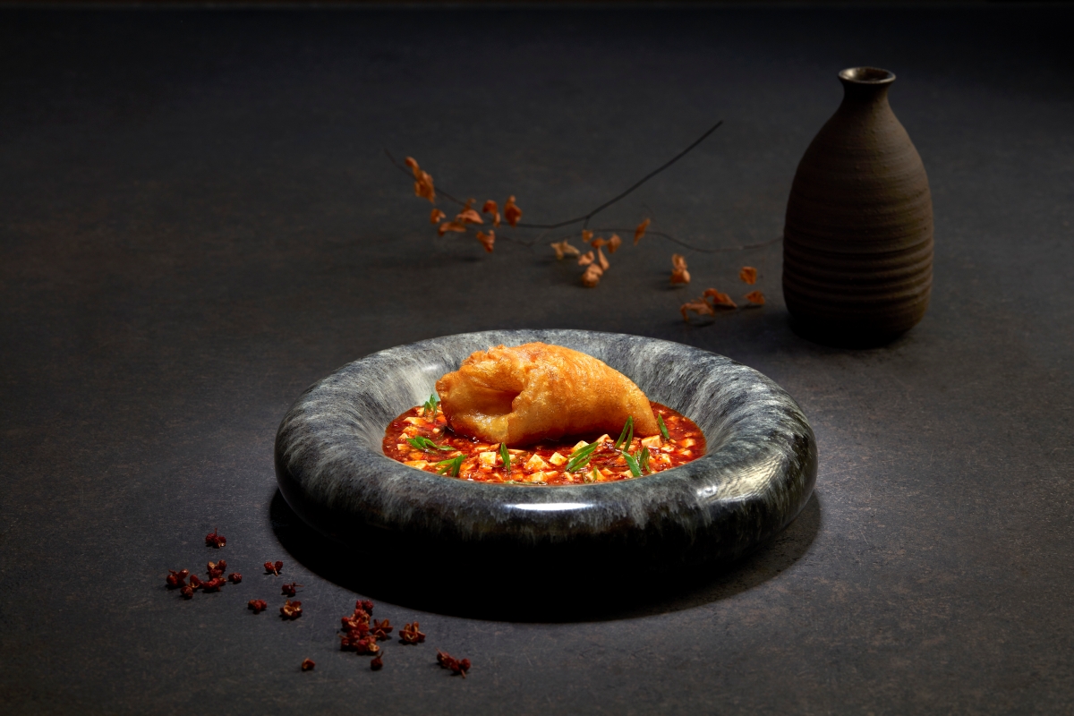 脆炸花胶配麻婆豆腐酱 Crispy Fish Maw with Spicy Minced Meat Sauce 1200x800px