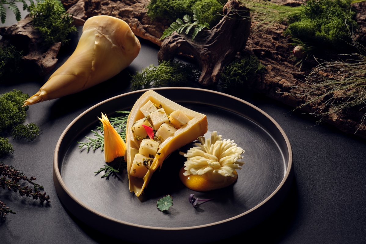 Chef_Hsueh_-_Fresh_Taiwanese_Bamboo_Shoot_in_Sweet_Basil_Sauce台湾鲜竹笋配罗勒酱_1200x800px Plant-based Royalty | Si Chuan Dou Hua