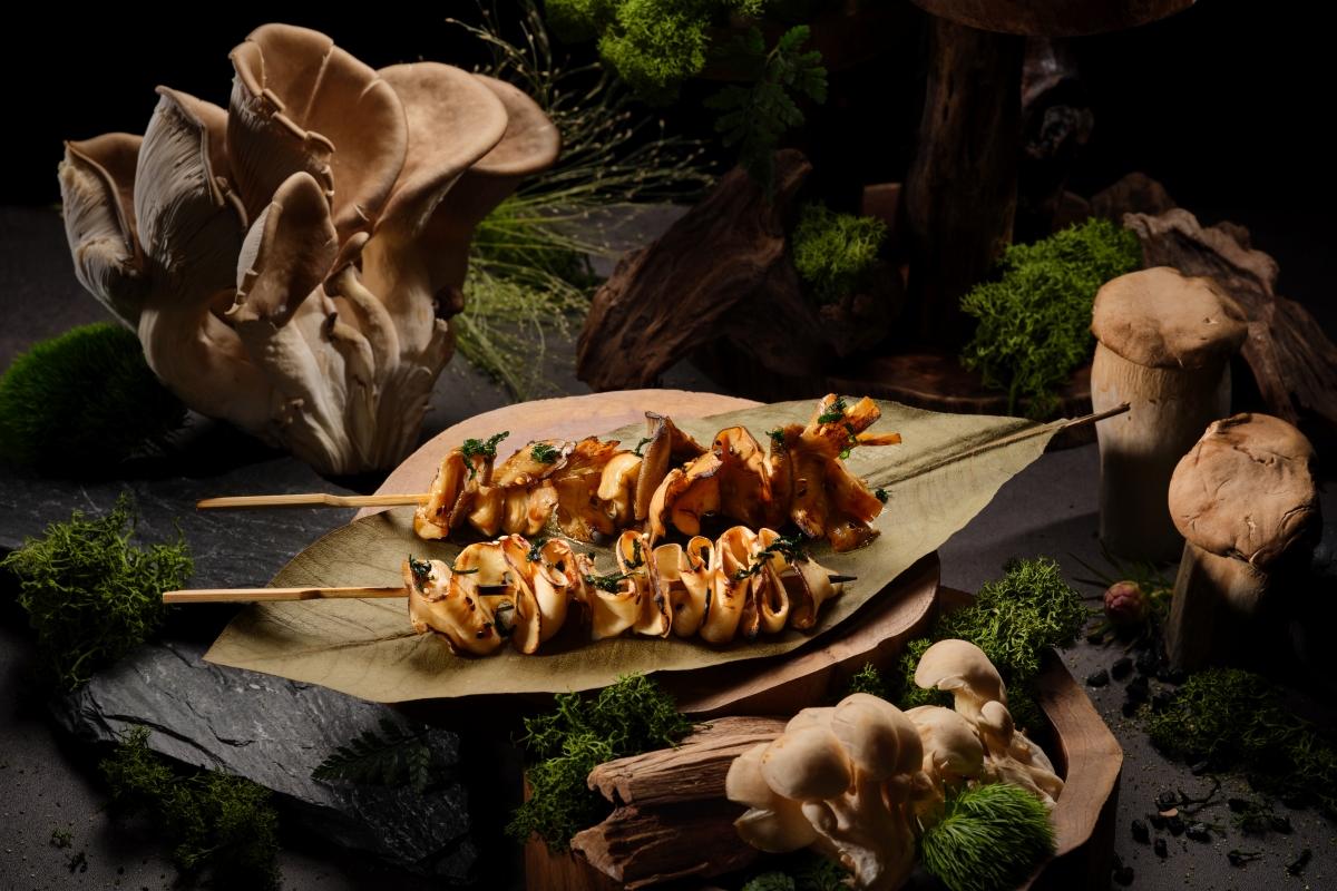 Chef_Hsueh_-_Grilled_Assorted_Mushroom_with_Houba_Leaf_野菌菇朴叶烧_1200x800px Plant-based Royalty | Si Chuan Dou Hua
